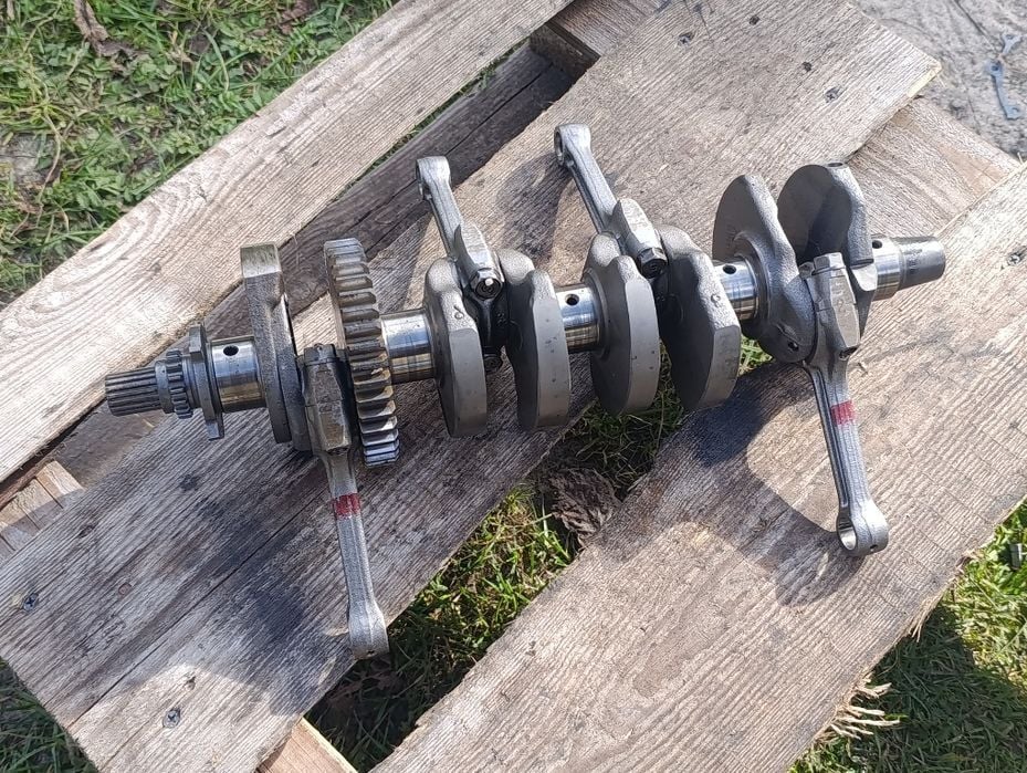 Wał korbowy Suzuki GSXR 600 Srad 750 korbowody 33E silnika silnik C1