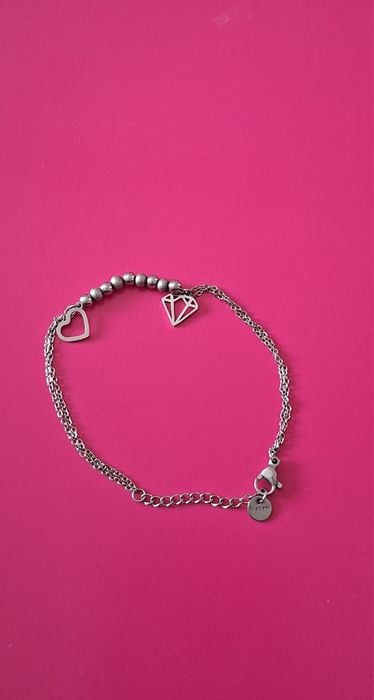 Bransoletka w kolorze srebrnym z motylkiem motyl