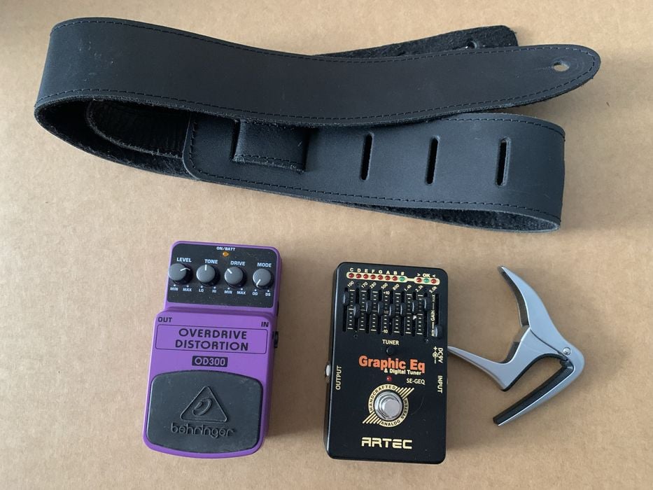 Dwa efekty gitarowe, solidny pas i kapodaster