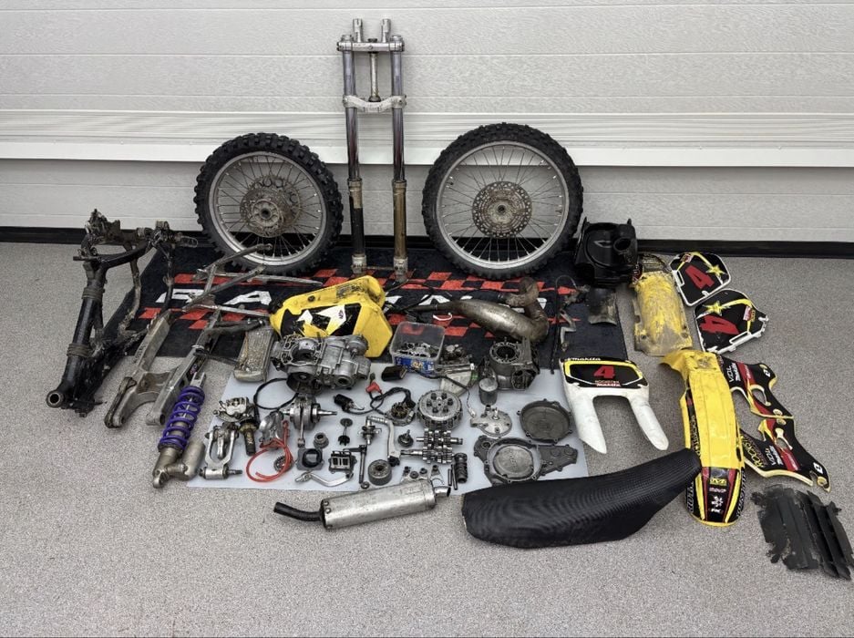Dawca Części SUZUKI RM250 R 96-00 Cylinder Kartery Silnik Skrzynia Cylinder Głowica Zawór Wydechowy Kartery Dekiel Pół Karter Koło Rama