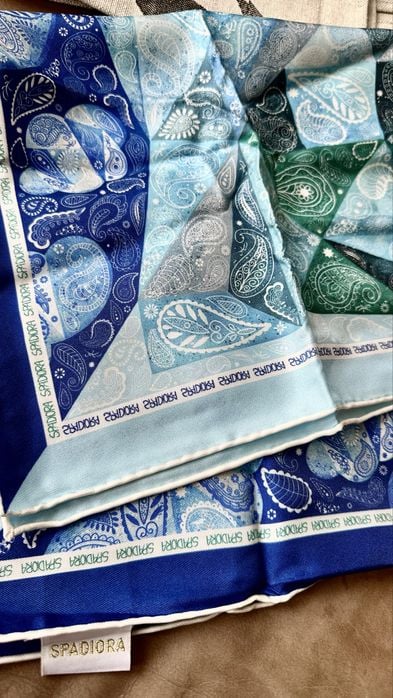 Apaszka damska wykonana z jedwabiu