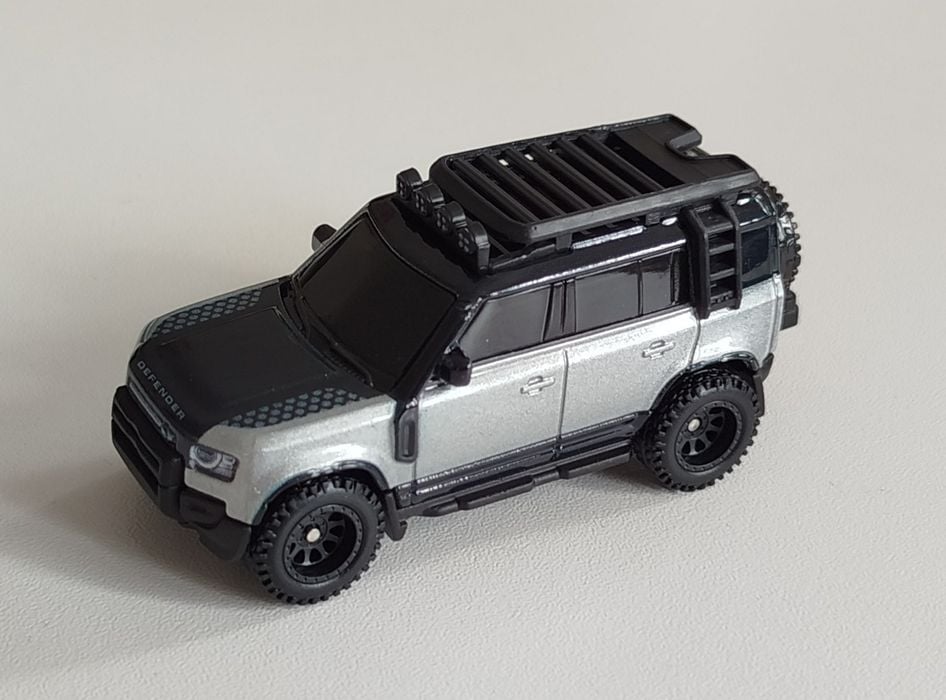 Hot Wheels 2023 Land Rover Defender 110 Premium