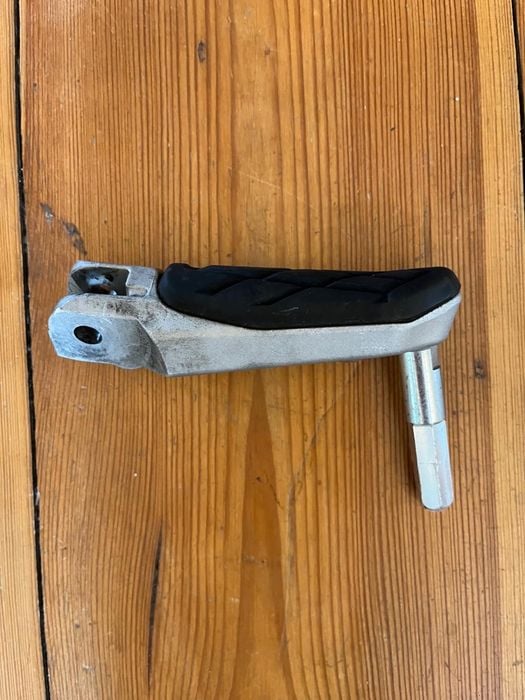 Podnóżek prawy Suzuki Hayabusa 2023