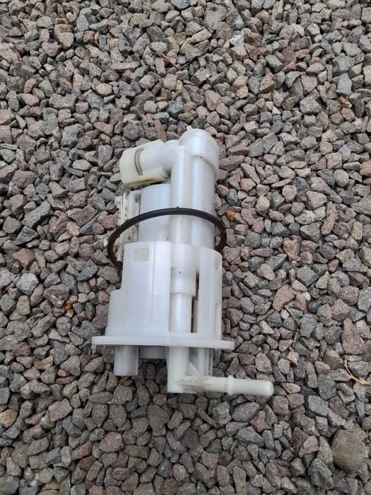 TRIUMPH STREET TRIPLE R 675  pompa paliwa