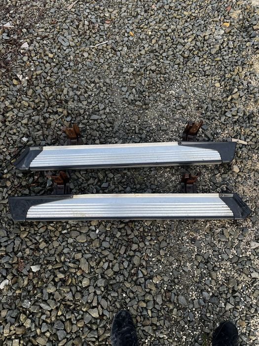 Oryginalne progi aluminiowe Nissan Patrol Y61 krótki