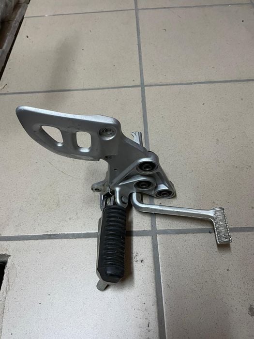 Set prawy podnóżek Suzuki Hayabusa GSX1300R