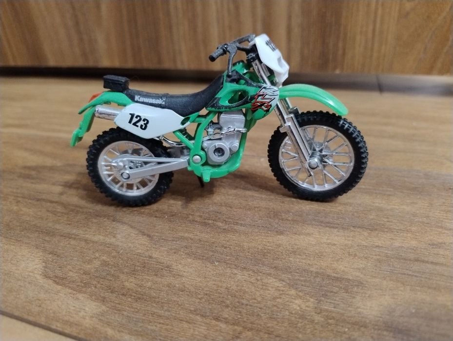 Model motocykla  Kawasaki KLX 250  skala 1:18 Maisto