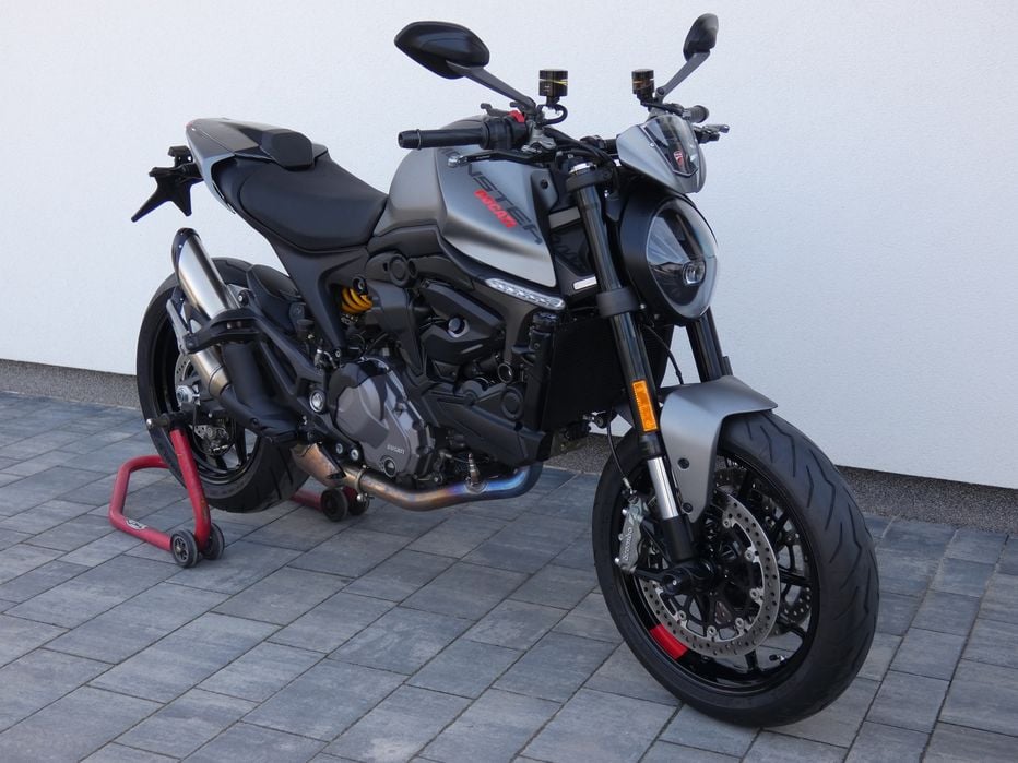 Ducati Monster 937 z 2022 roku - bardzo ładny z dodatkami