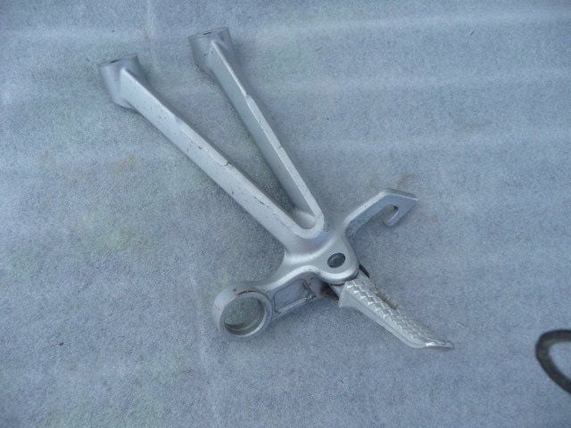 suzuki gsxr1000 k7 k8 set lewy tył podnóżek tylny