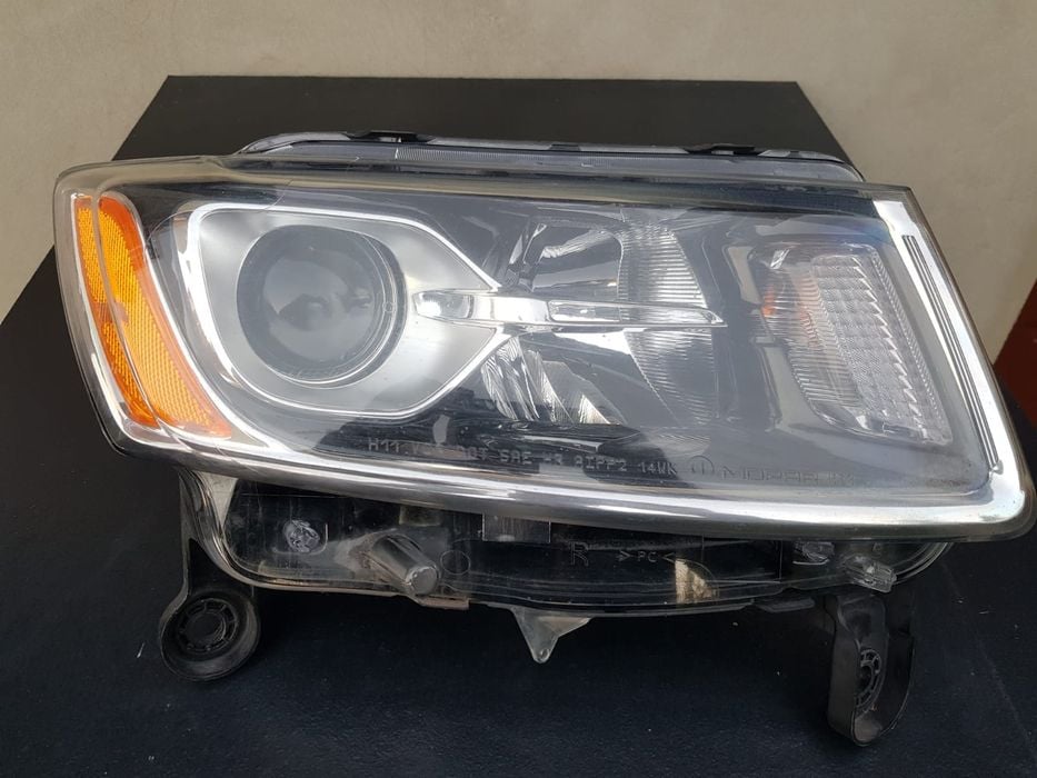 Jeep Grand Cherokee WK2 reflektor lampa prawa oryginal