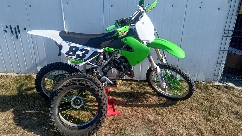 Kawasaki KX80 / KX85 cross 2T 30km – dużo części, stojak