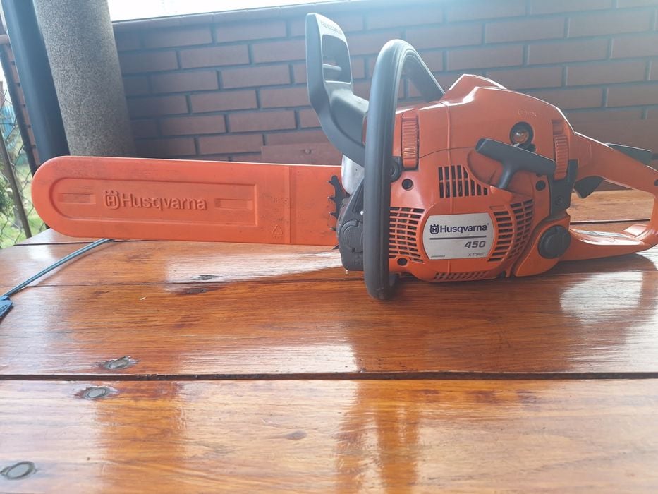 Piła motorowa spalinowa Husqvarna.