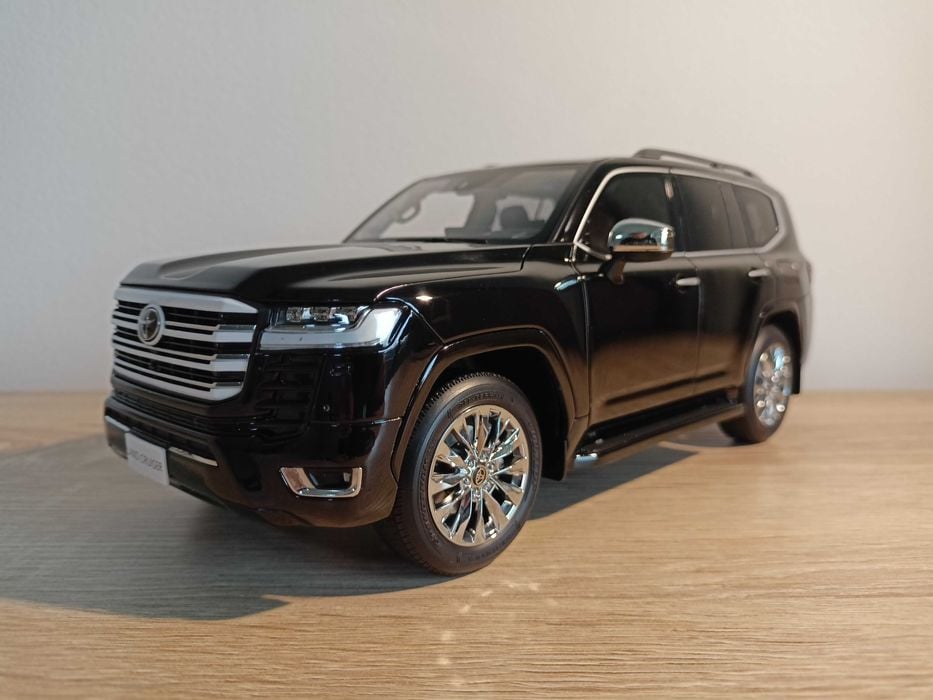 Toyota Land Cruiser LC300 ZX model w skali 1:18 LCD/otwierane elementy
