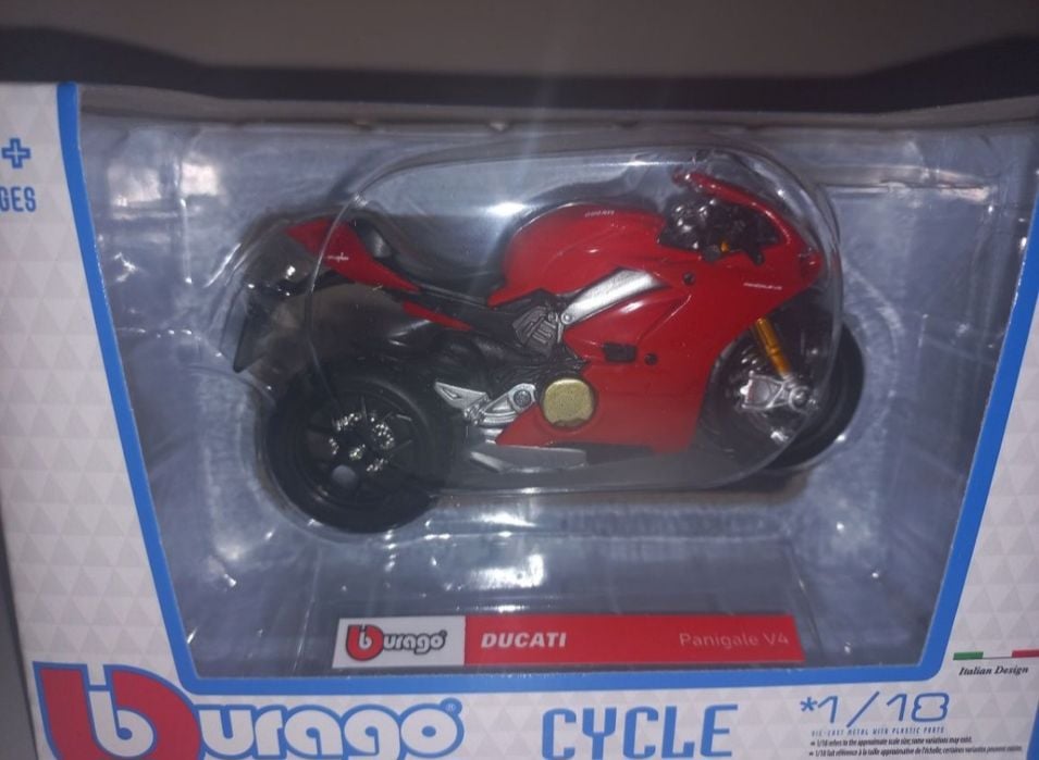 Bburago motor Ducati Panigale V4,skala 1:18.