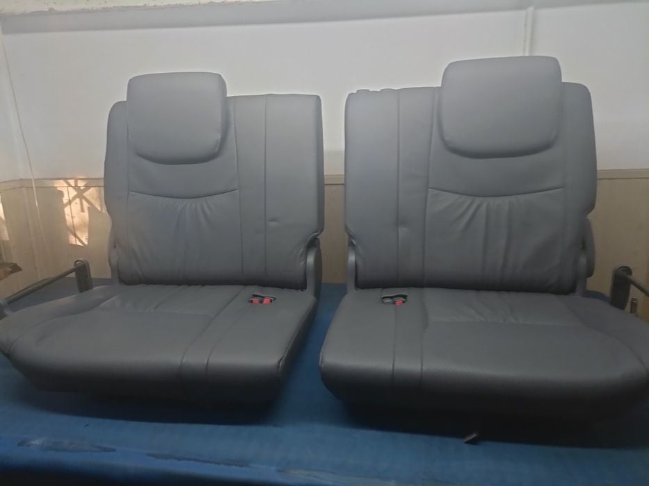 Toyota land Cruiser 120  siedzenia trzeci rząd