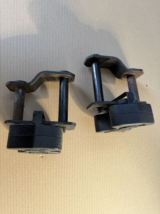 Nissan Navara D40 wieszak resora komplet 2szt