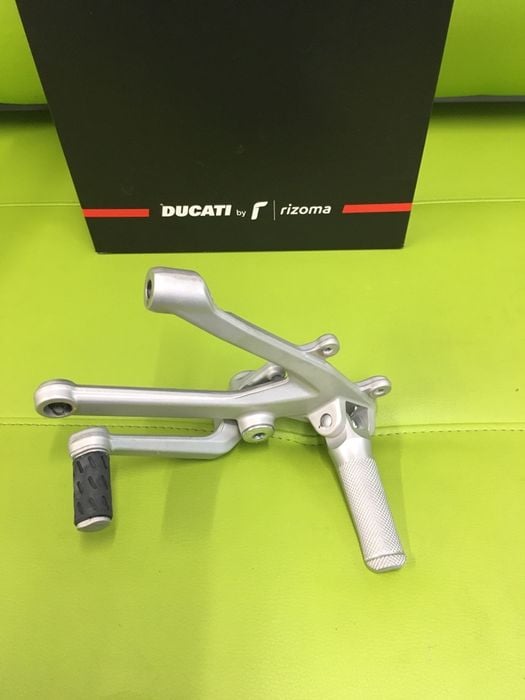 Set lewy podnóżek Ducati Panigale V4