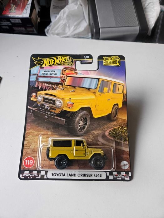 Hot Wheels Premium Toyota Land Cruiser FJ43