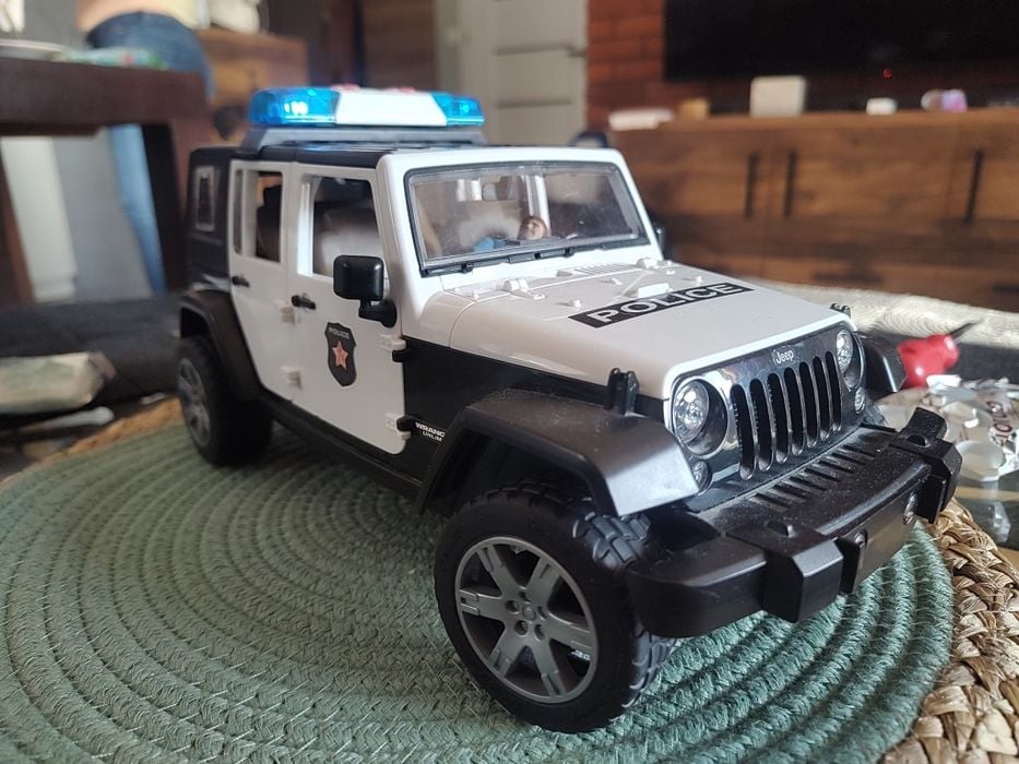 Bruder Jeep Wrangler Policja