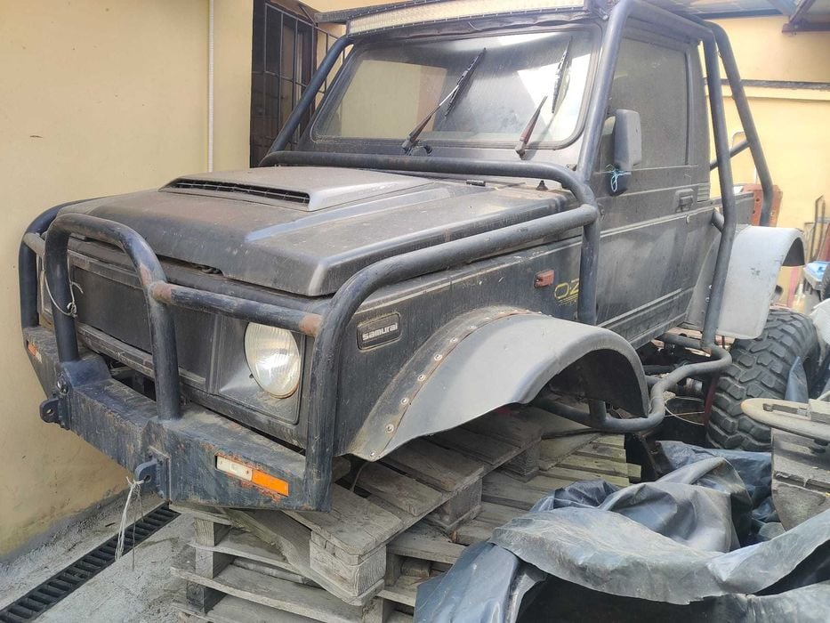 Nadwozie z klatką i fotelami kubełkowymi Suzuki Samurai