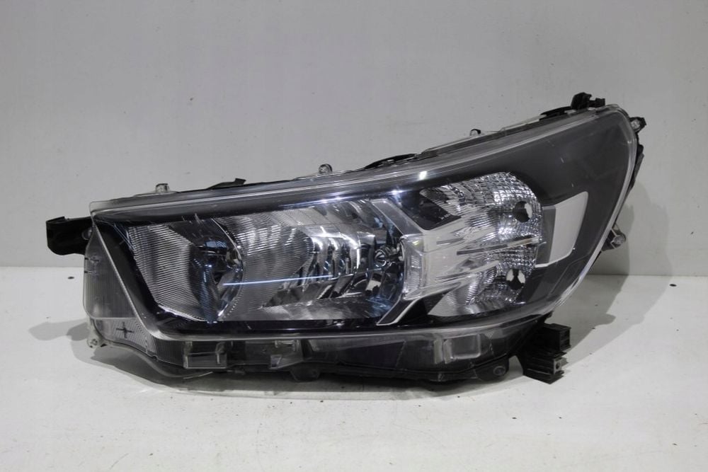 toyota hilux lampa przód przednia lewa
