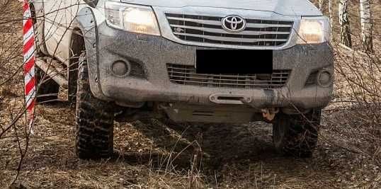 Przedni zderzak Toyota HILUX 2013