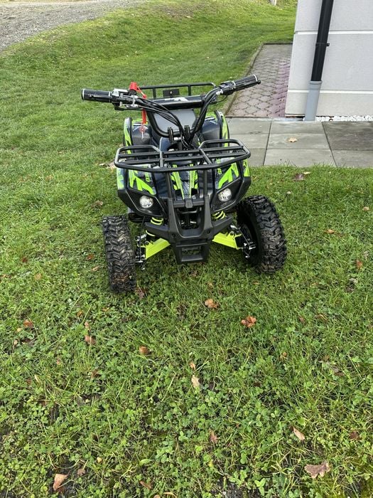 Maly elektyczny quad