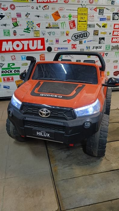 Toyota Hilux na baterie 4x4 dwuosobowy 
Auto na Akumulator