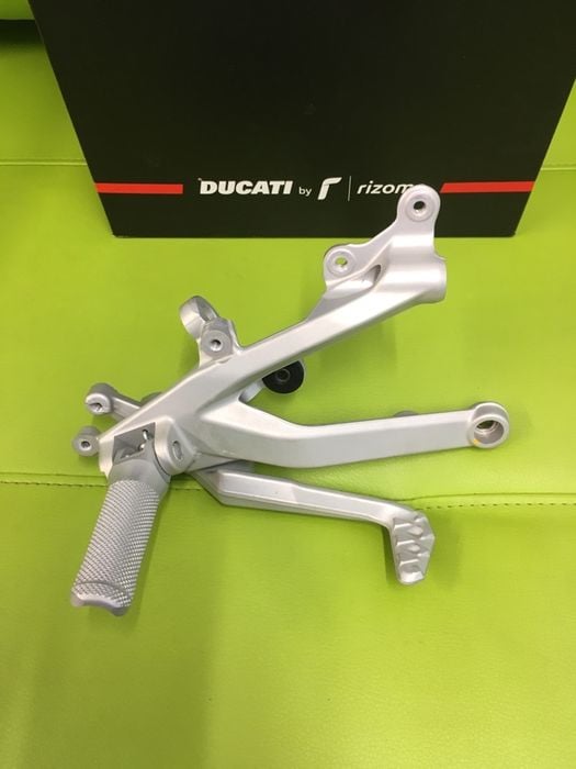 Set prawy podnóżek Ducati Panigale V4
