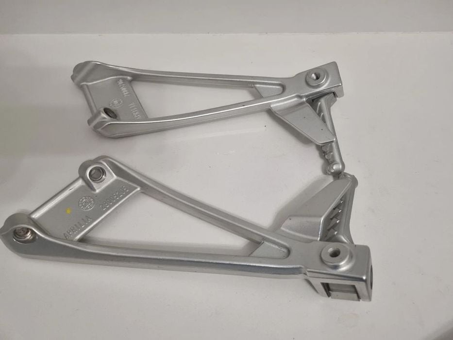 komplet podnóżki pasażera set tylne aprilia rs 660 tuono