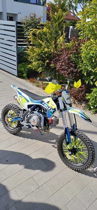 Cross Asix XB27  jak nowy, na gwarancji, 9,5 motogodziny - kask gratis