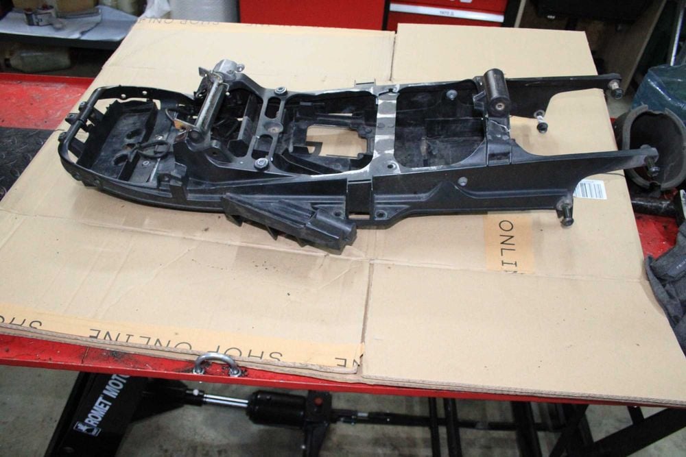 Stelaż Tył Tylny Ogon Zadupek Wypełnieni Yamaha R6 5SL RJ05 RJ09 03-05