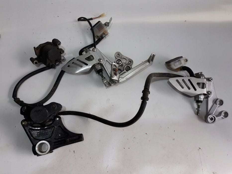 suzuki gsxr 1000 k7 k8 set podnóżek pompa zacisk