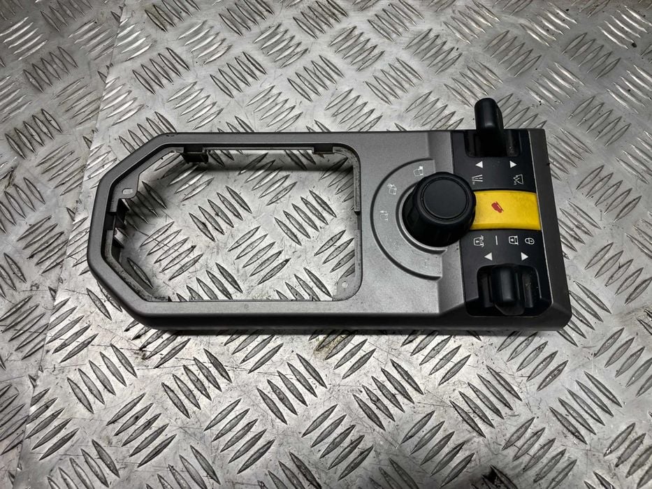 Przełącznik Zawieszenia Panel Land Rover Discovery III 2,7TDV6