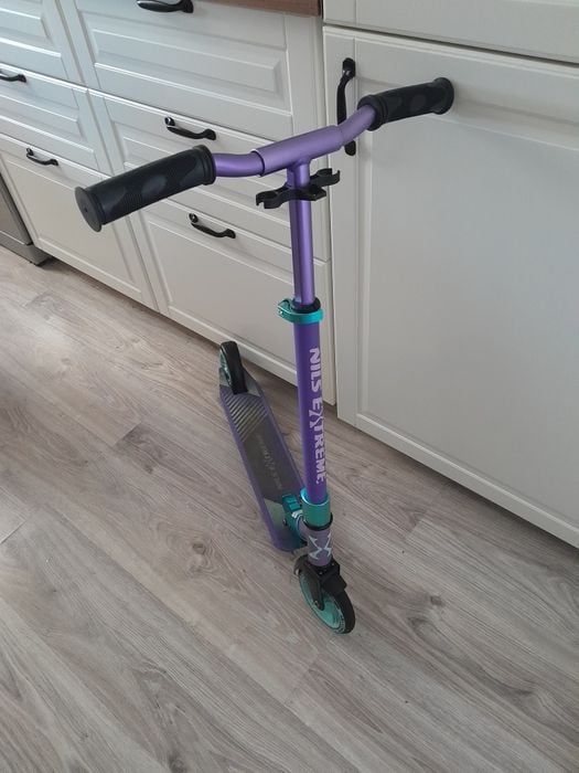 Fioletowa hulajnoga nils extrime