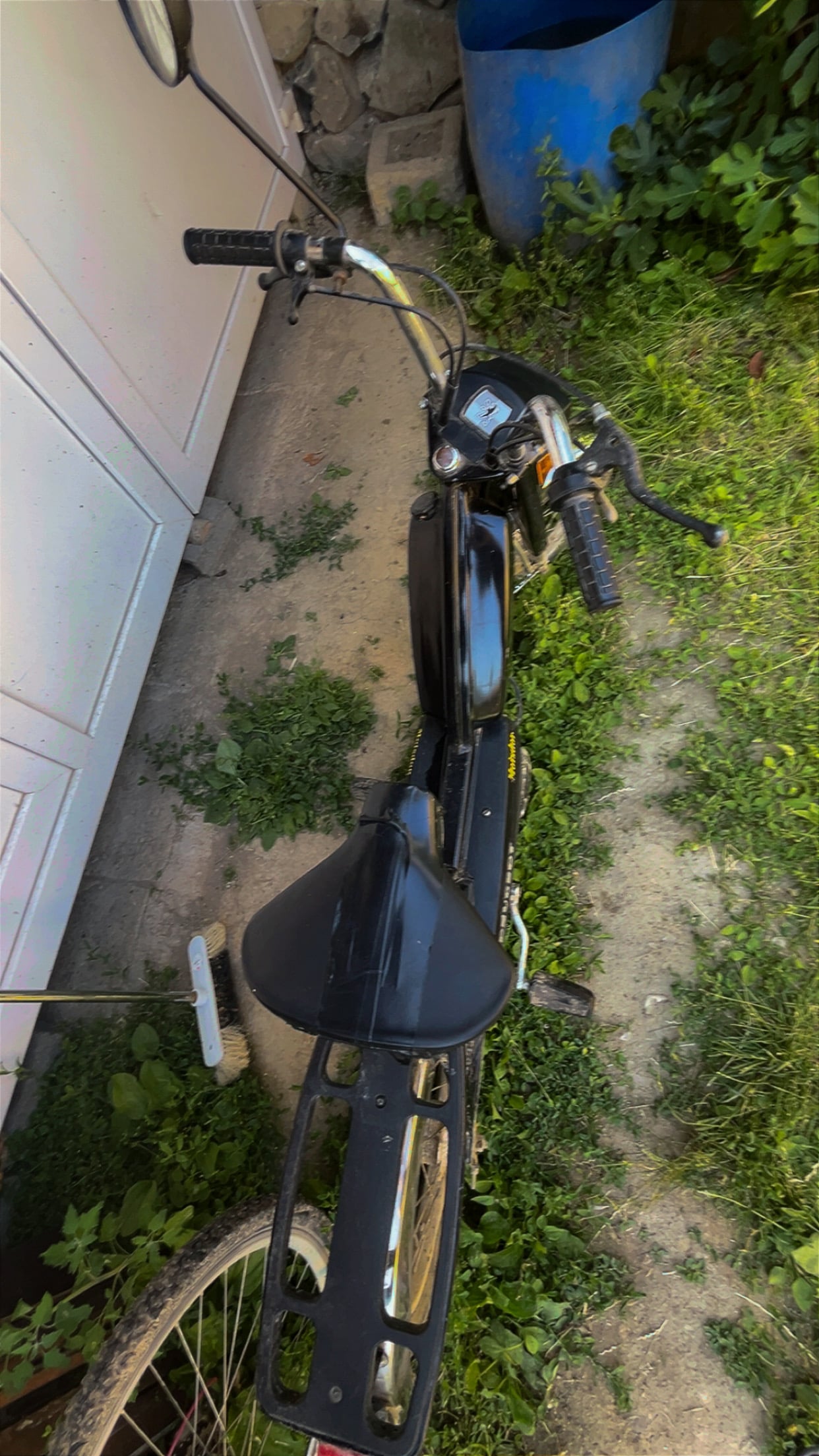 Moped Clasic Peugeot - Perfect pentru Nostalgici și Aventuri Urbane!