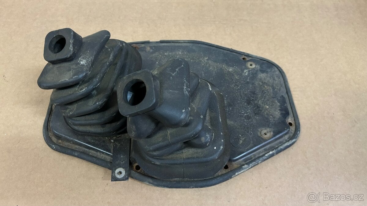 Kryt řadících pák Nissan Patrol W260