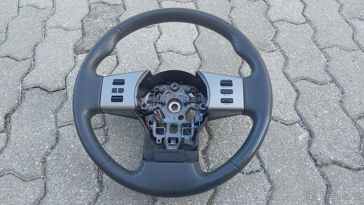 Nissan Pathfinder R51 –  Volant