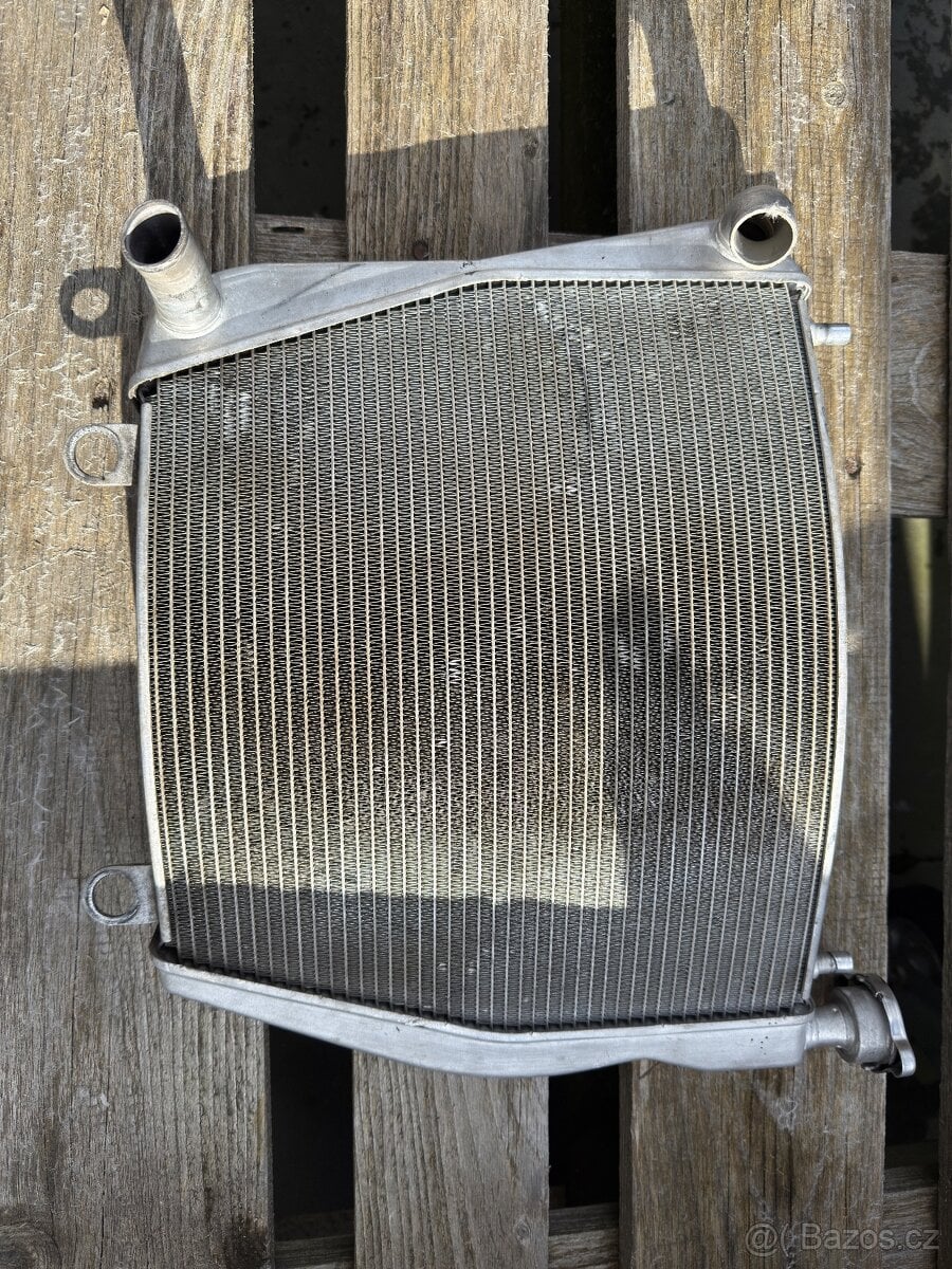 Ducati Panigale v4 chladič - netěsní