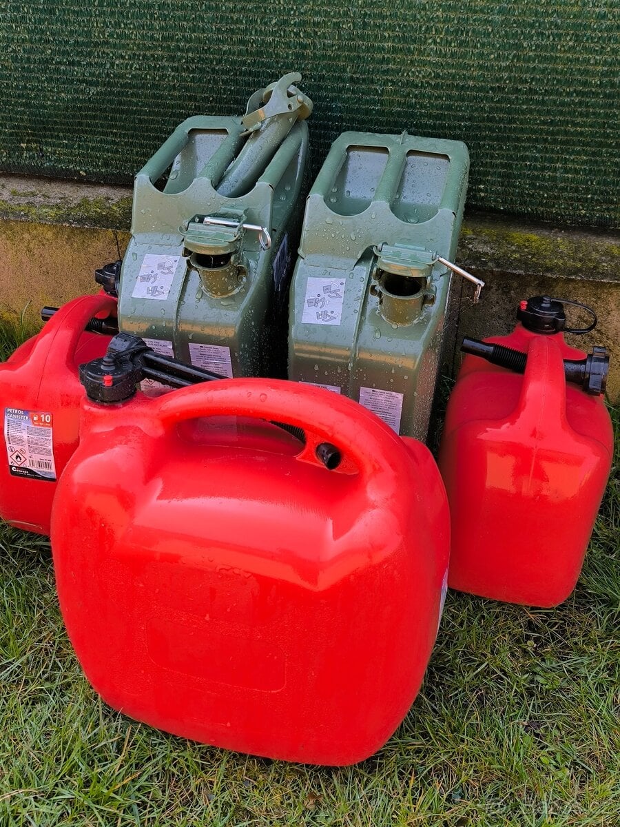 Set kanystrů na pohonné hmoty (3x 20l, 2x 10l + nálevky)