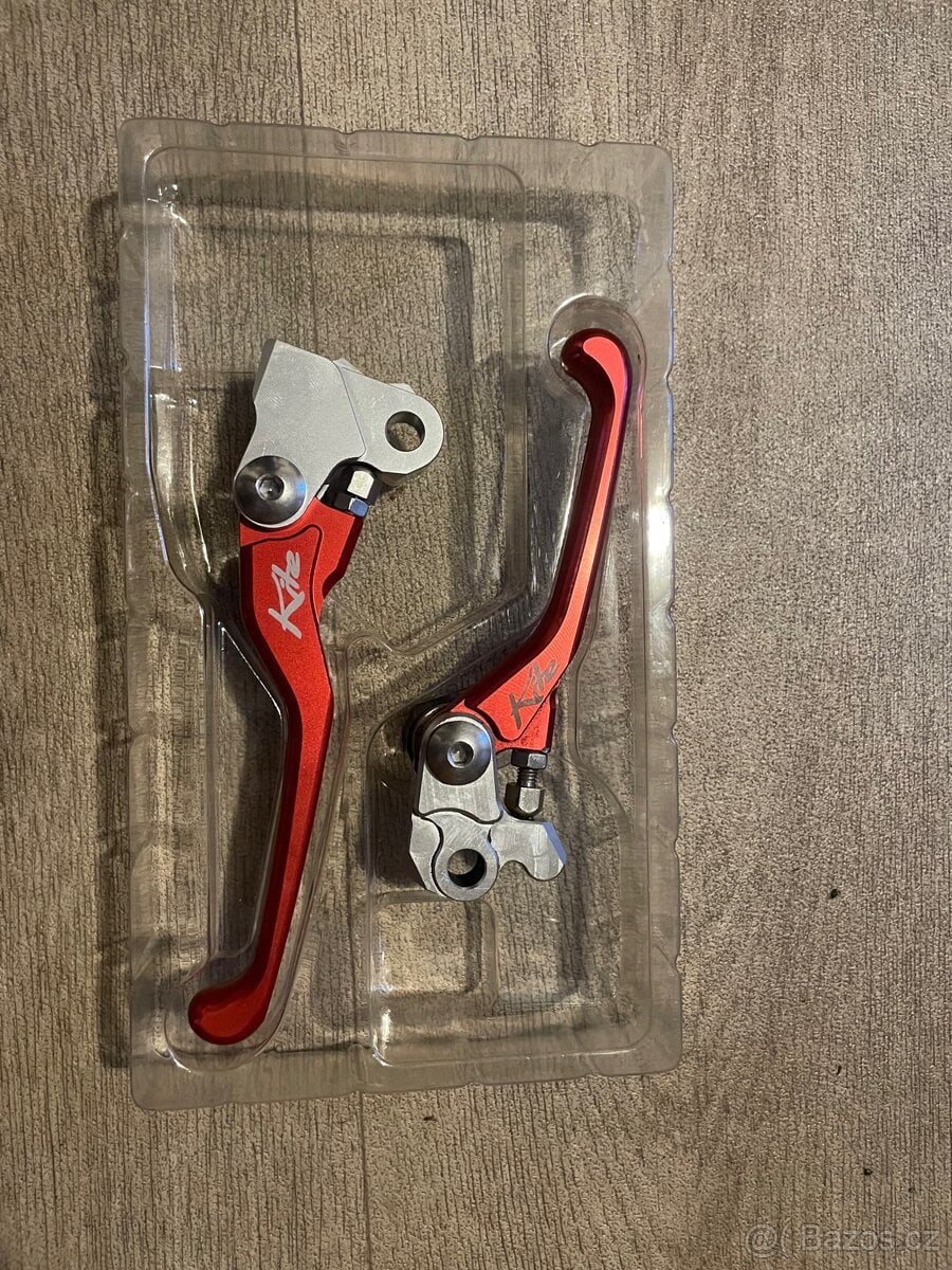 sadu pak  kite červena