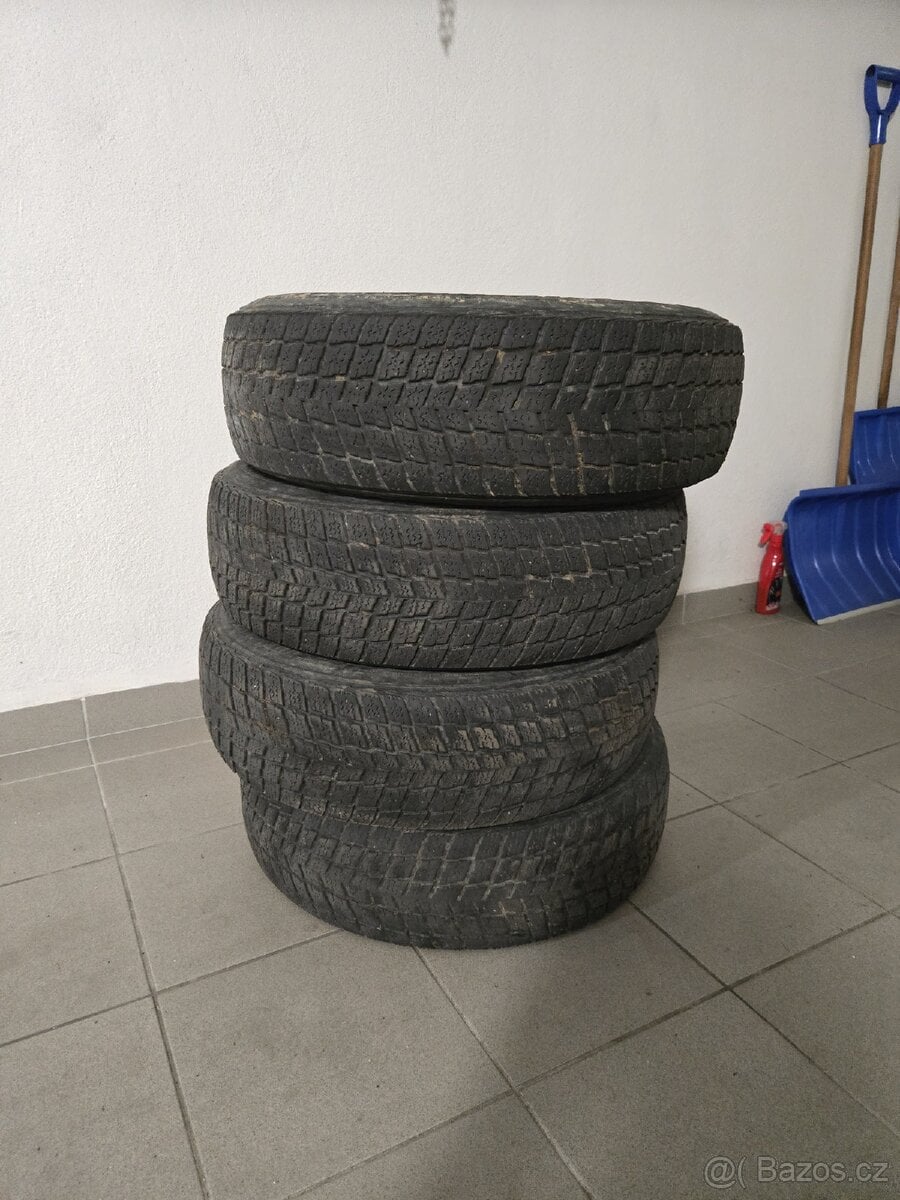205/70 r15 zimní SUV NEXEN
