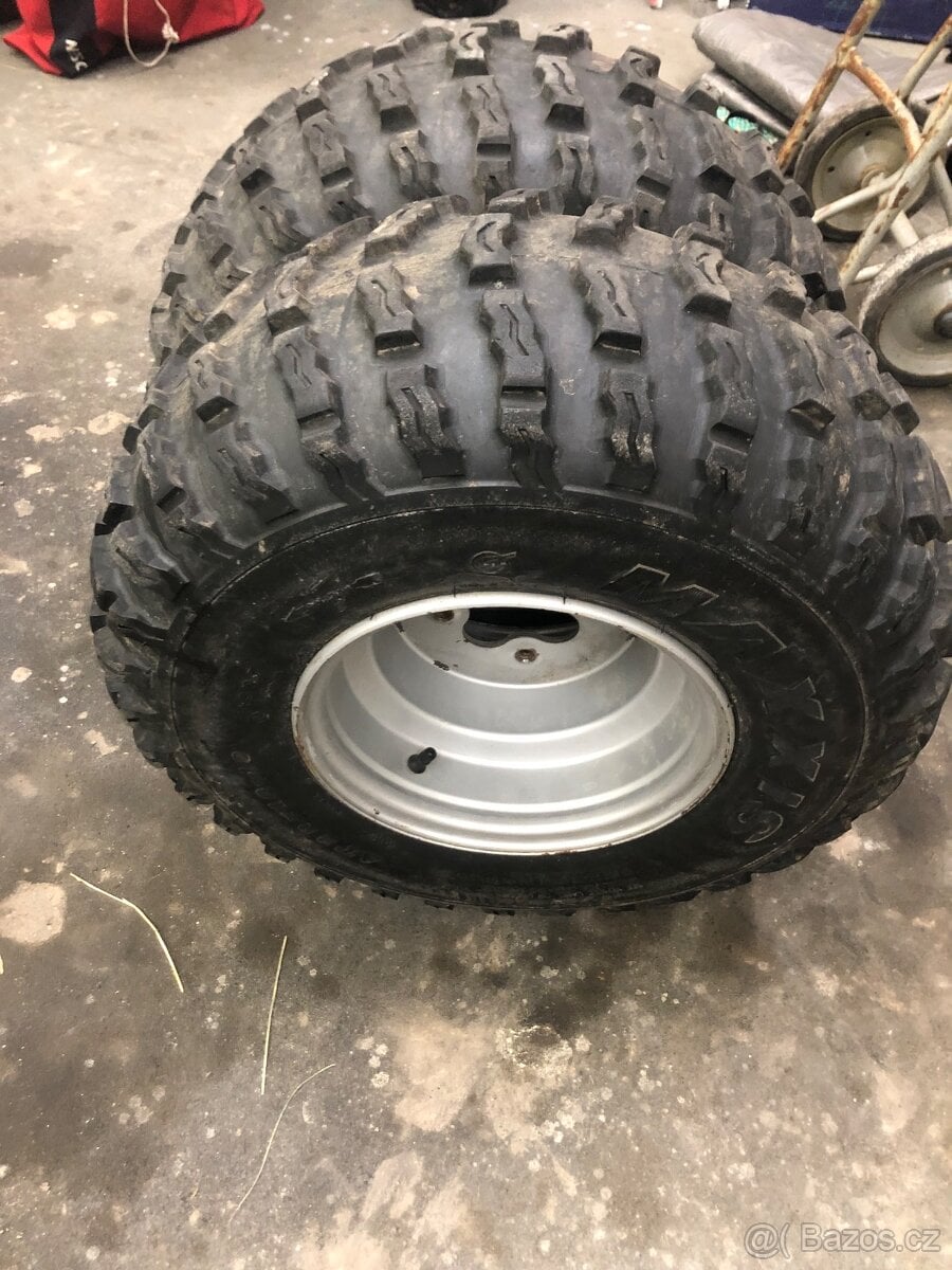 pneu s rafky 22x10-10 4x110  2ks