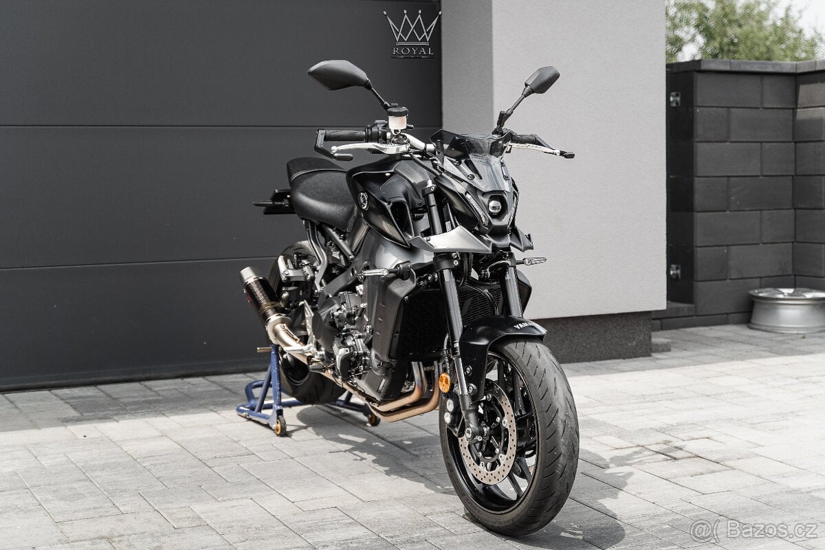 Yamaha MT-09 + Výfuk Akrapovič so zvodami