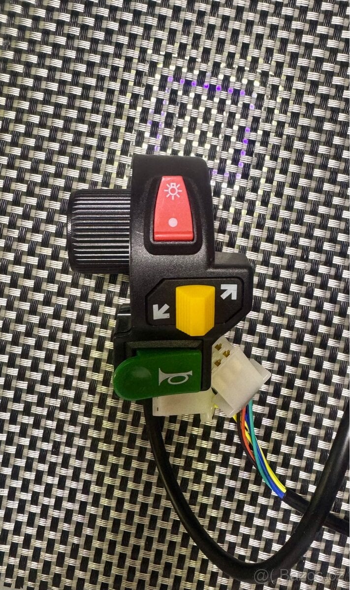 Přepínač světel, blinkrů a klaksonu