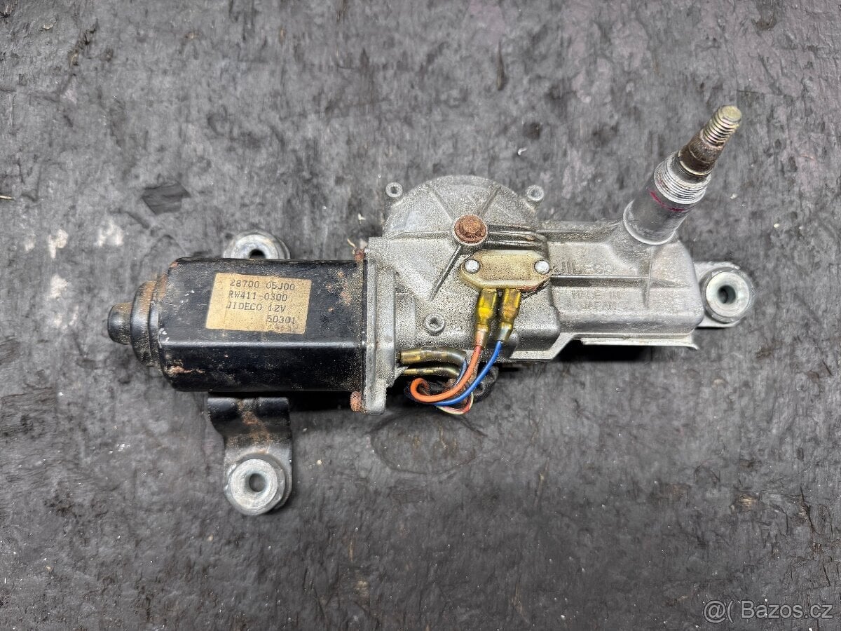 Nissan Patrol Y60 Díly - nádobka ostřikovačů, motorek