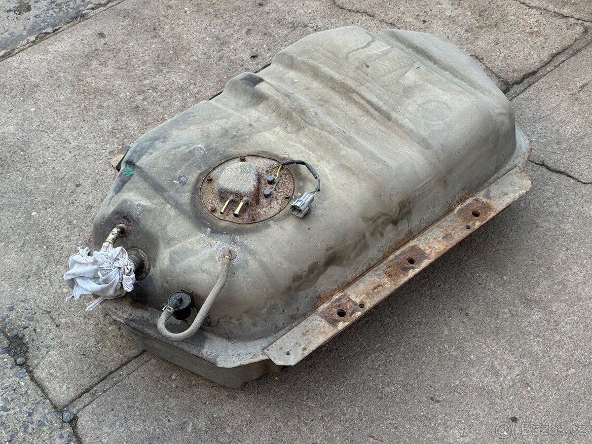 Palivová nádrž, tapecy, stahovačky Nissan Patrol Y61 / díly