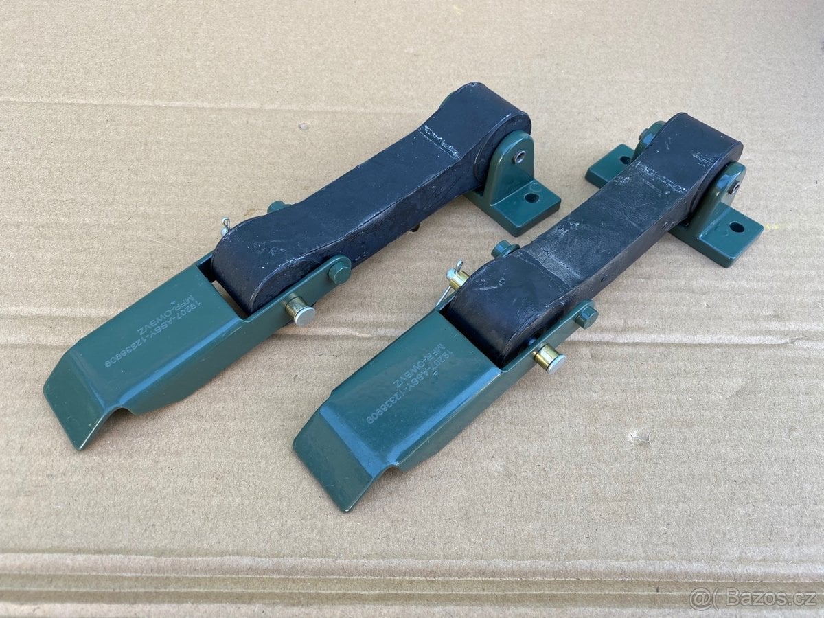 HUMVEE jištění kapoty