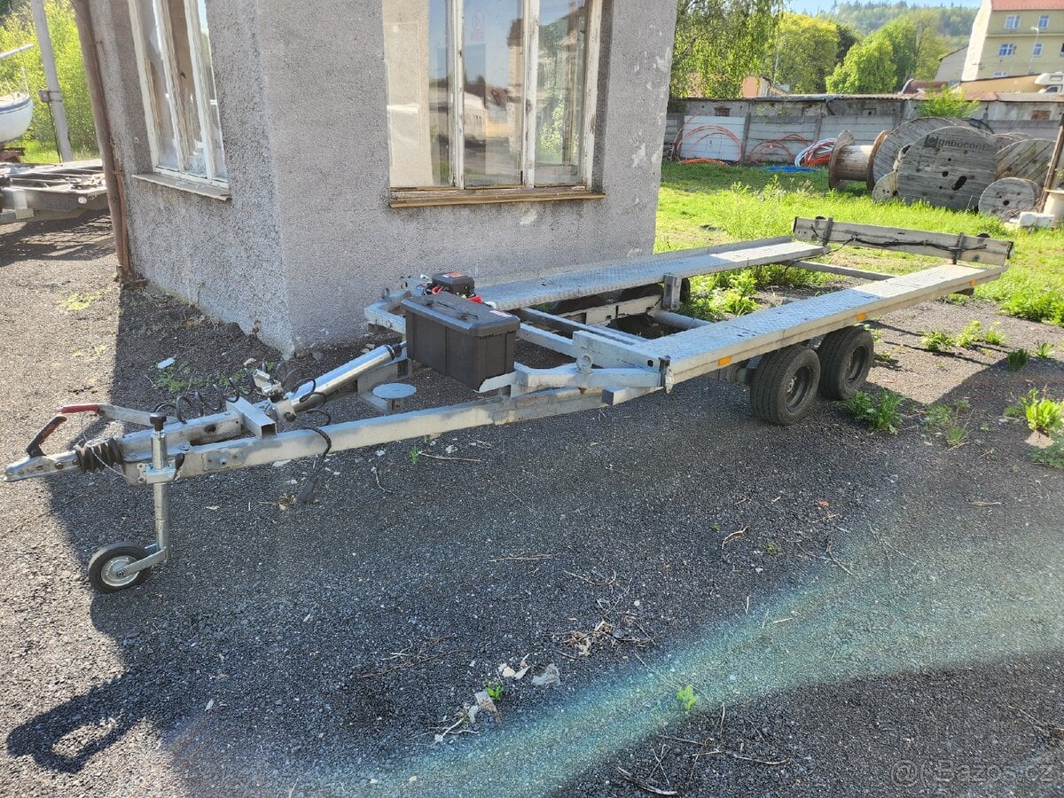 Sklápěcí vlek na automobily