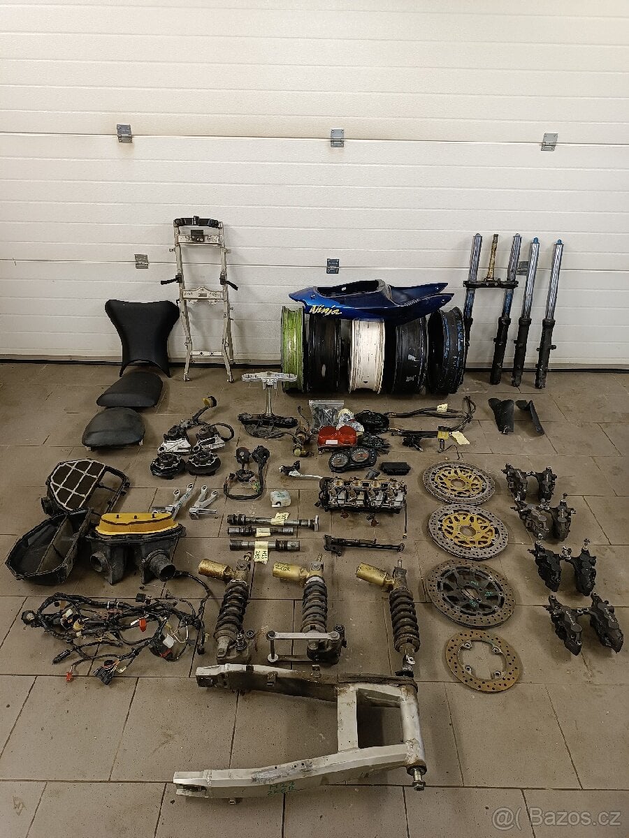 Kawasaki zx6r díly r.v 2001